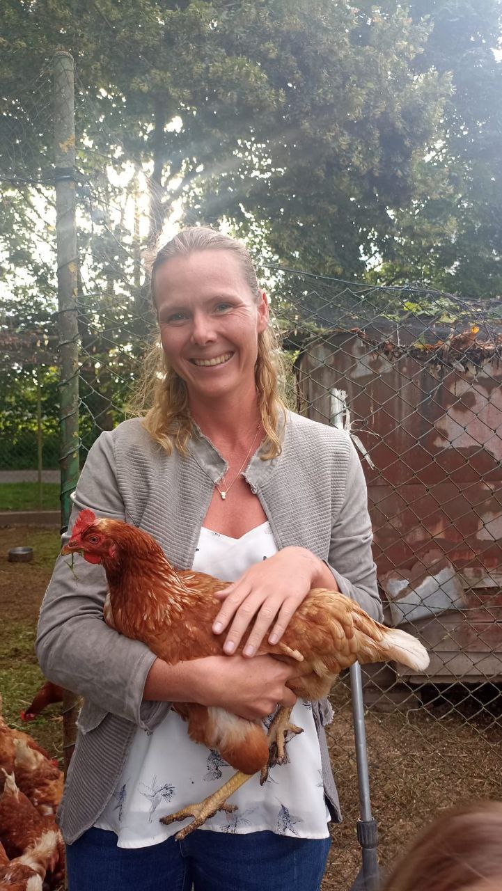 Pamela mit Huhn